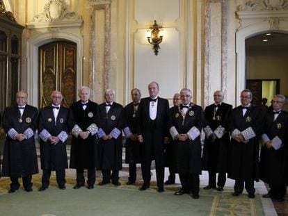 El Rey posa para la foto de familia antes de presidir la ceremonia de apertura del año judicial.