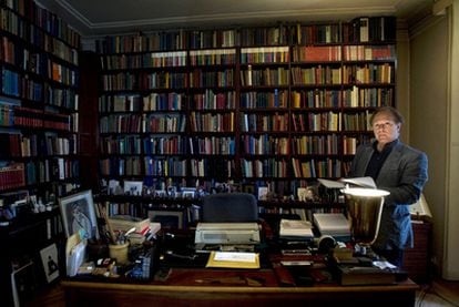 En la biblioteca de Javier Marías, de más de 20.000 volúmenes, "el espacio contiene el tiempo y la memoria depende en gran medida del espacio", tal y como afirmó en su libro <b><i>Entrevistos.</b></i>