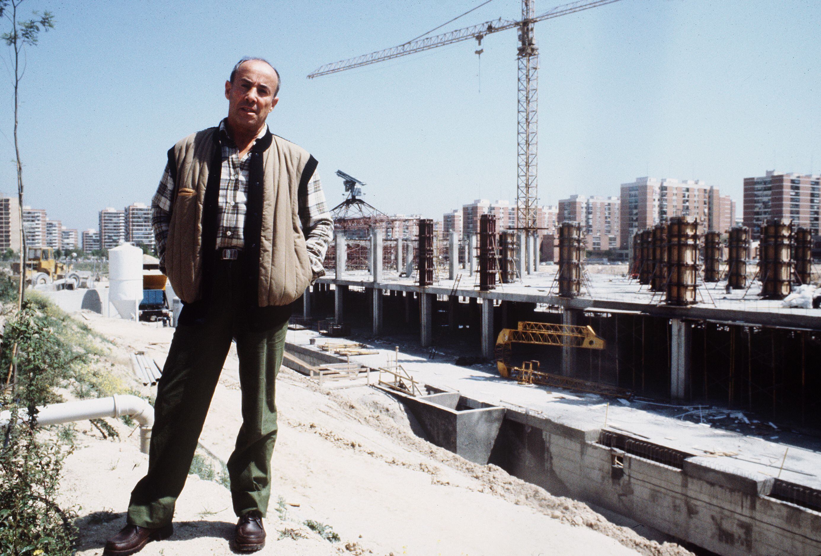 CENTRO COMERCIAL VAGUADA: Madrid, 14-9-1982.- El arquitecto canario César Manrique posa frente a las obras del centro comercial La Vaguada en septiembre de 1982.