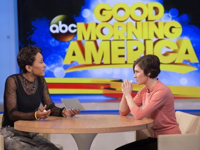 Robin Roberts entrevista a Amanda Knox en el programa Good Morning America de ABC.