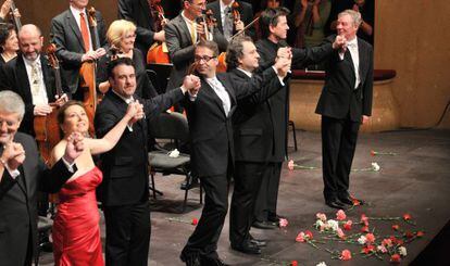 Parte de los solistas y los cuatro directores musicales de Liceo, a la derecha, saludando al final de concierto.