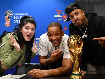 Era Istrefi, Will Smith y Nicky Jam posan junto al trofeo de la Copa del Mundo en la rueda de prensa de la ceremonia de clausura de Rusia 2018, el 13 de julio en Moscú.