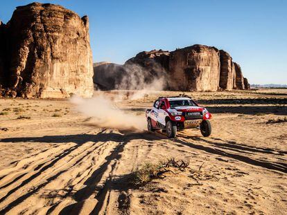 Fernando Alonso y Marc Coma preparan el Al Ula-Neom Rally en Arabia Saudí.