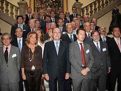 Los asistentes al encuentro del Club Málaga Valley e-27. En la primera fila, de izquierda a derecha, el presidente de Unicaja, Braulio Medel; la rectora de la Universidad de Málaga, Adelaida de la Calle; el alcalde, Francisco de la Torre; el presidente de Cremades & Calvo-Sotelo, Javier Cremades, y el consejero delegado del grupo PRISA, Juan Luis Cebrián.