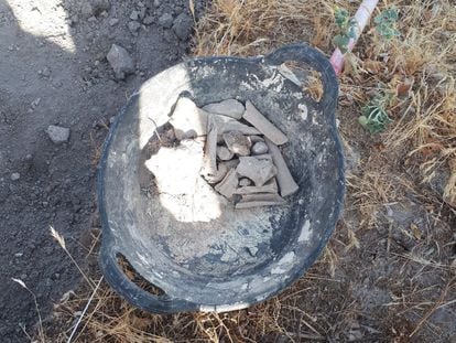 Algunos de los huesos encontrados en los primeros trabajos de exhumación de la llamada Fosa 702, en Jaén.