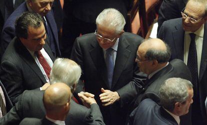 Mario Monti, posible sustituto de Bersluconi, llega al Senado.