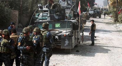 Soldados iraqu&iacute;es avanzan por el barrio de Jawasaq, este lunes.
