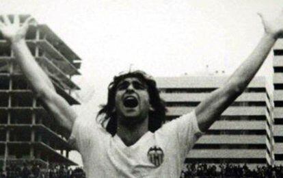 Mario Kempes celebra un gol con el Valencia en 1978. 