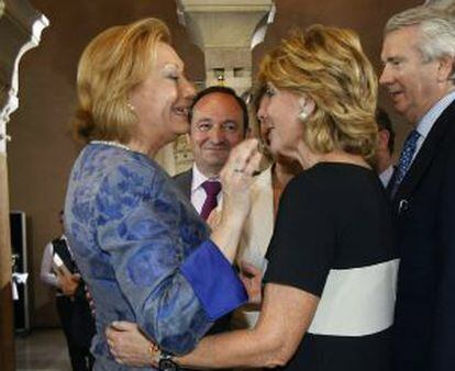 La presidenta de la Comunidad de Madrid, Esperanza Aguirre, conversa con la presidenta de Aragón, Luisa Fernanda Rudi.