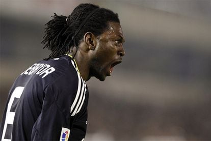 Adebayor festeja su gol frente al Racing.