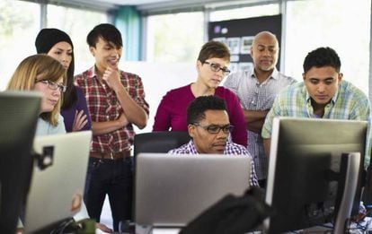 Varios hombres y mujeres trabajando.