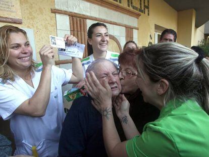 Agraciadas con el Gordo celebran el premio en una residencia de ancianos de Tarragona, en 2015. 