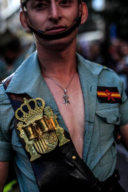 Un legionario luce en su pechera un escudo nacional al que se le han añadido dos casquillos. 