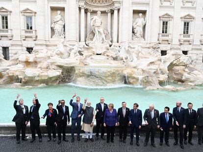 Los líderes del G20 posan frente a la Fontana di Trevi.