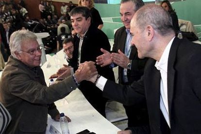 Felipe González, a la izquierda, saluda a Manuel Chaves en la inauguración del congreso en el que éste deja el liderazgo del PSOE andaluz.