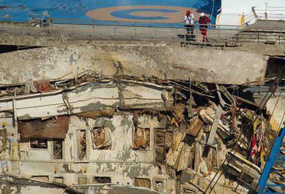 Una vez enderezado el buque, los ngenieros comienzan a inspeccionar el flanco de estribor del Costa Concordia que ha permanecido sumergida desde enero de 2012.