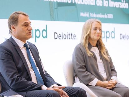 Nicolás Barquero, jefe de Santander AM en España, y Belén Blanco, directora de BBVA AM para Europa, en unas jornadas financieras organizadas por Deloitte.