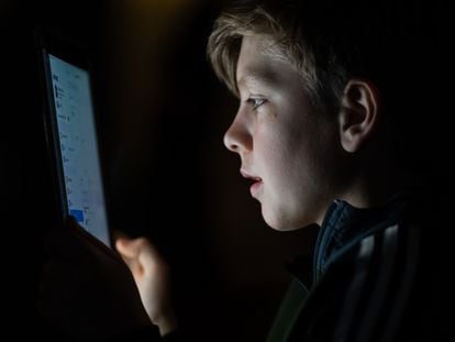 Un niño mira utiliza una aplicación de Meta en su teléfono celular, en una imagen de archivo.