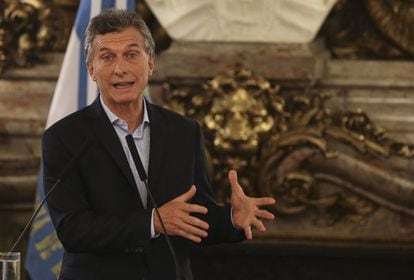 El presidente de Argentina, Mauricio Macri, habla en el Salón Blanco de la Casa Rosada