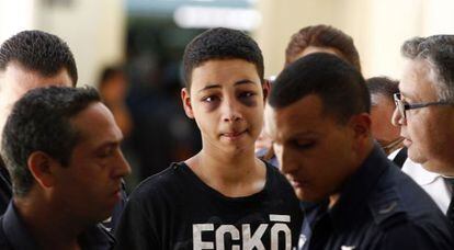 Tariq Jadair (centro), primo del joven palestino asesinado, es llevado ante el juzgado de Jerusalén.
