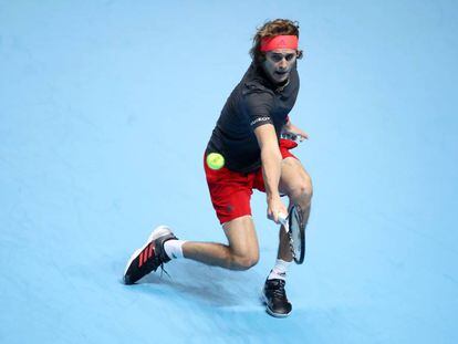 Zverev, durante el partido contra Isner, este viernes en Londres.