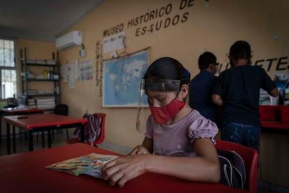 Alumnos de la comunidad Pimental II, en el municipio de Candelaria, reinician el ciclo escolar de forma presencial en la escuela primaria Emiliano Zapata.