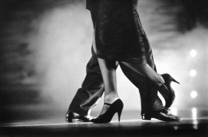 En la novela la obsesi&oacute;n por la geometr&iacute;a se manifiesta en aspectos como el tango.