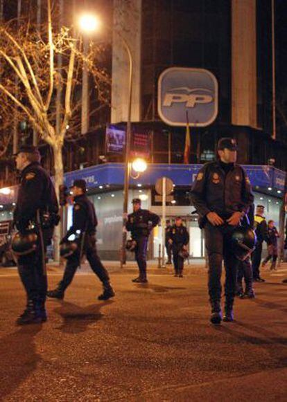 La policía rodea la sede del PP durante una protesta ciudadana contra la corrupción, el pasado enero.