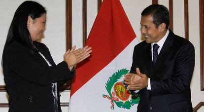 El presidente electo de Perú, Ollanta Humala, recibe la felicitación de su rival, Keiko Fujimori, después de su reunión celebrada en Perú, el lunes después de las elecciones.
