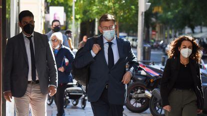 El presidente de la Comunidad Valenciana, Ximo Puig, a su llegada ayer a la sede del PSOE en la madrileña calle de Ferraz.
