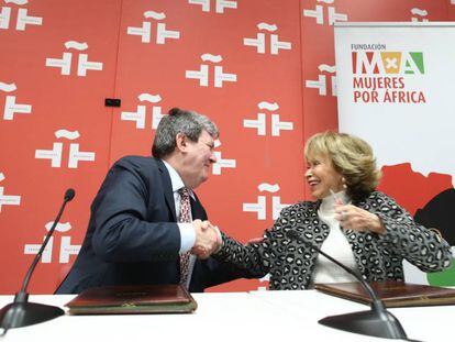 El director del Instituto Cervantes, Juan Manuel Bonet, y la presidenta de la Fundación Mujeres por África, María Teresa Fernández de la Vega, firman el acuerdo.