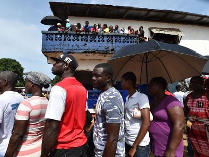 Gente espera en un colegio electoral para votar este martes, en Monrovia