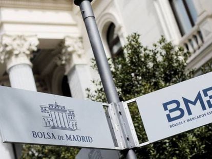 Señal en la calle que indica la Bolsa en Madrid.
 