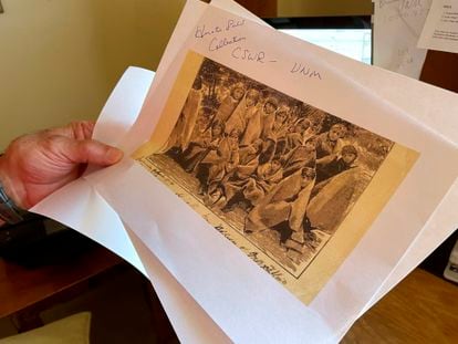 Un profesor de historia observa una foto de un internado para nativos del siglo XIX en Santa Fe.