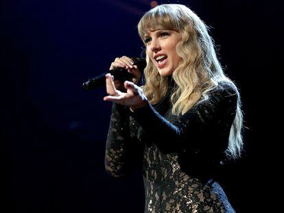 Taylor Swift actuando en la 36º ceremonia anual del Rock & Roll Hall Of Fame, el 30 de octubre de 2021.
