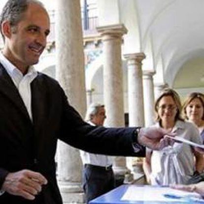 El presidente de la Generalitat, Francisco Camps (i), ejerce su derecho al voto en las elecciones al Parlamento Europeo