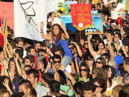 Un momento de la manifestaci&oacute;n que reuni&oacute; en Sevilla a estudiantes, trabajadores del sector educativo y ciudadanos contrarios a los recortes.