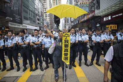 Una manifestante canta consignas frente a una multitud de policías en el distrito de Mong Kok en Hong Kong (China).
