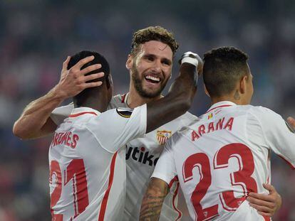 Jugadores del Sevilla celebran un gol este jueves ante el Akhisarspor.