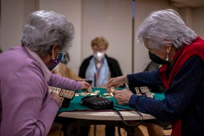 Varias señoras practican un juego de mesa, en una foto de archivo en una residencia de la Comunidad de Madrid.