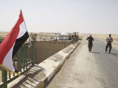 Dos soldados vigilan un puente en la carretera que va hacia Tel Afar el 14 de agosto.