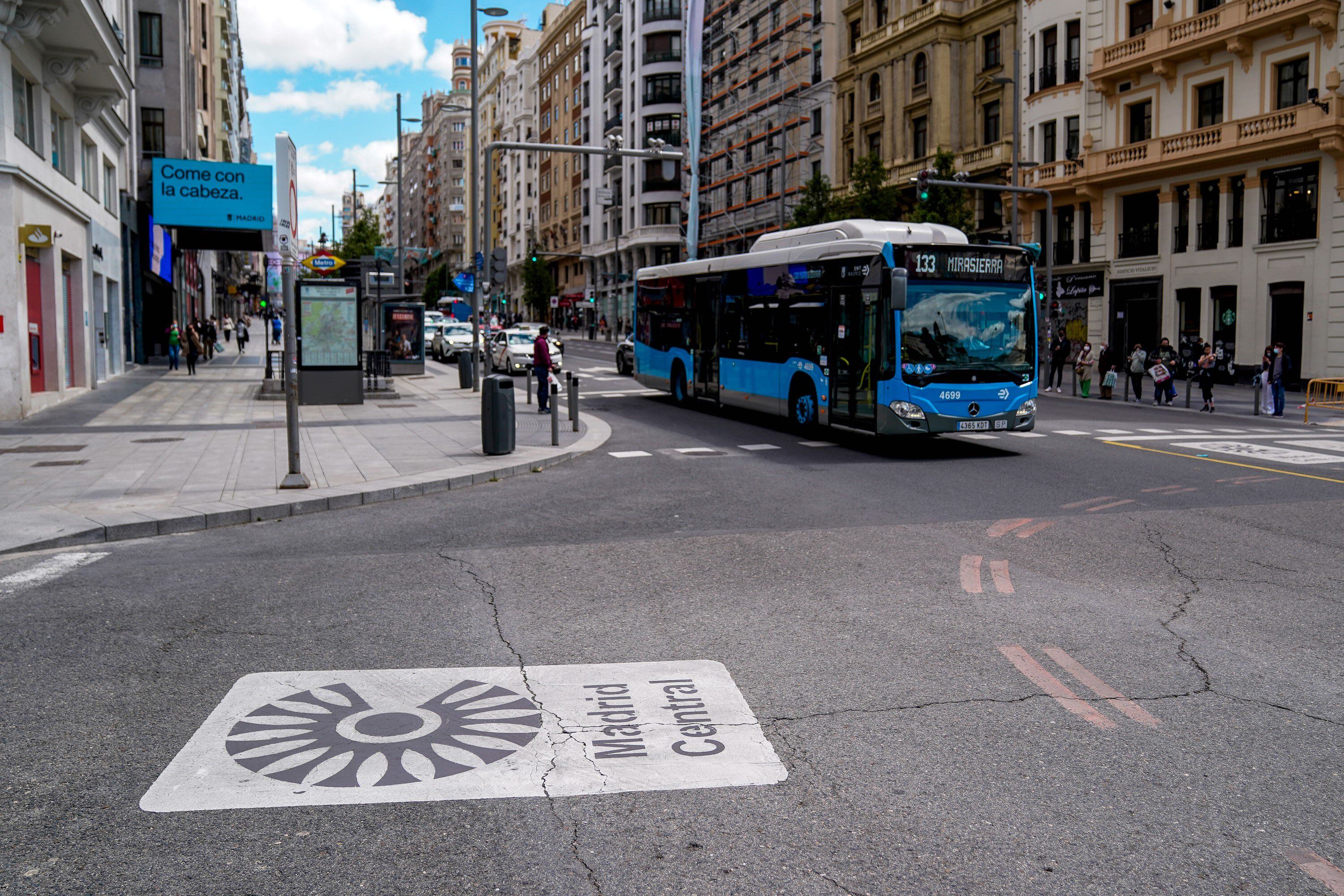 Una señal de Madrid Central en una calle de la capital, este martes.