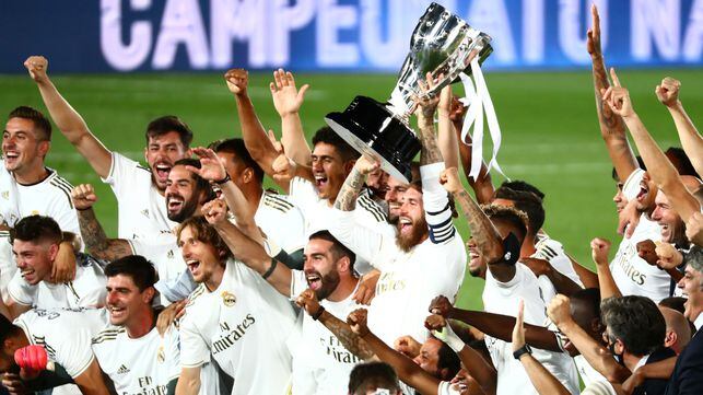 Soccer Football - La Liga Santander - Real Madrid v Villarreal - Alfredo Di Stefano Stadium, Madrid, Spain - July 16, 2020   Real Madrid's Sergio Ramos and teammates celebrate with the trophy after winning La Liga, as play resumes behind closed doors following the outbreak of the coronavirus disease (COVID-19)   REUTERS/Sergio Perez