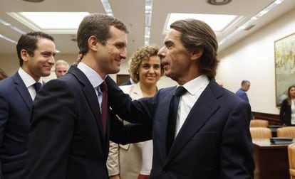 Pablo Casado abraça Aznar a la seva arribada a la comissió d'investigació sobre finançament il·legal del PP al Congrés.