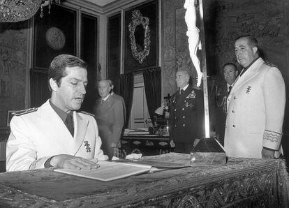 Adolfo Suárez jura arrodillado su cargo como nuevo vicesecretario general del Movimiento, en un acto celebrado el 23 de abril de 1975 en el Palacio de El Pardo, presidido por Francisco Franco (i). Al acto asistieron, el ministro secretario general del Movimiento, Fernando Herrero Tejedor (d), y Fernando Fuentes de Villavicencio (3º d).