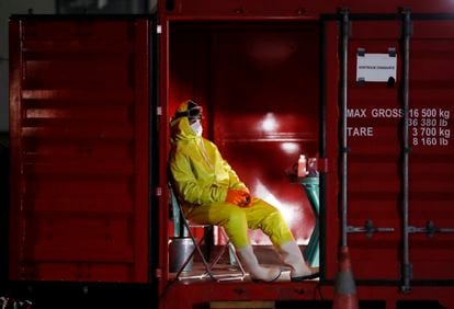 Un trabajador médico descansa en el control de frontera entre Alemania y la República Checa.
