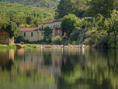 Edificio del balneario Baños de Montemayor, en el valle del Ambroz.