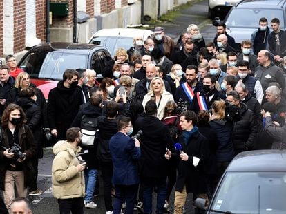 Marine Le Pen durante una visita de campaña este miércoles a Bruay-la-Buissière, en el norte de Francia.