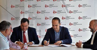 Los representantes del Ayuntamiento de Madrid y de la Fundaci&oacute;n Laboral de la Construcci&oacute;n, este jueves durante la firma del acuerdo. 