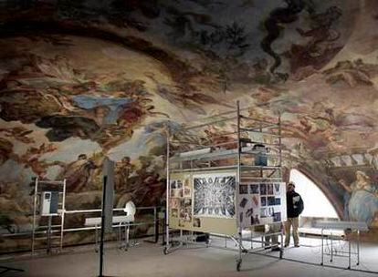Bóveda pintada al fresco por Lucas Jordán y mostrada a la prensa en febrero de 2006.